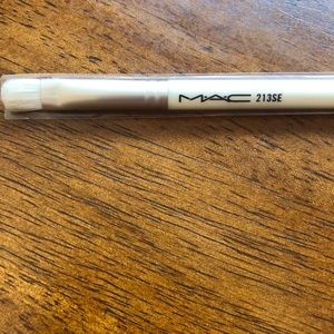 COPY - New MAC 213SE Eye Shadow Fluff Brush Trave…